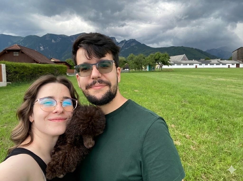 Denisa și Ștefan împreună cu câinele lor pe un câmp verde cu munți în fundal