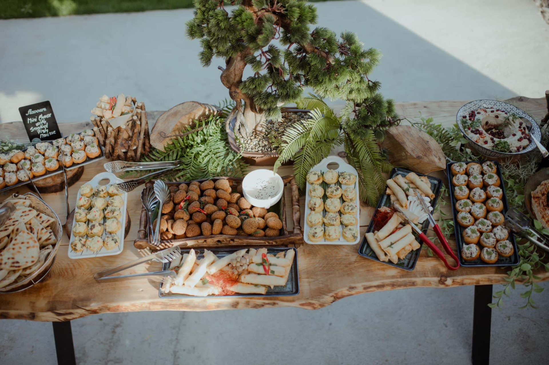 Aperitive și gustări elegante servite pe platouri cu accesorii aurii